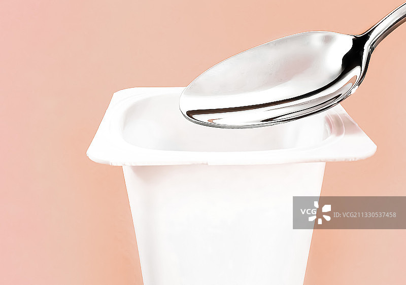 彩色背景上的空容器特写图片素材