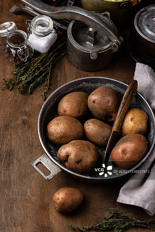 高角度拍摄的桌子上容器中的土豆图片素材