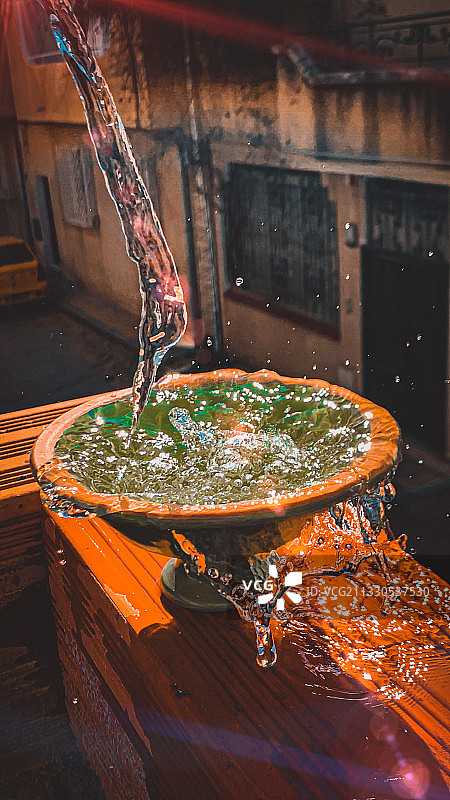 突尼斯比塞大水龙头滴水的特写图片素材