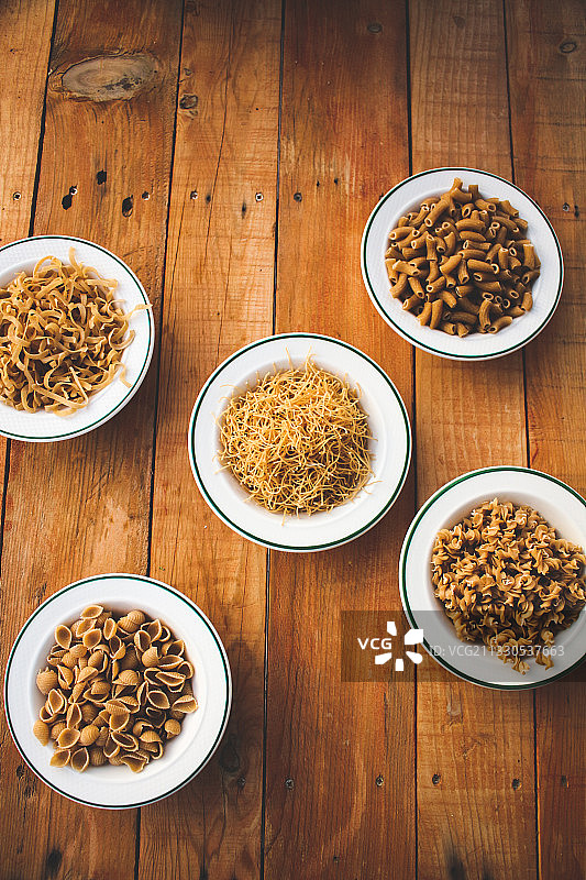 桌上碗装食物的俯视照片图片素材