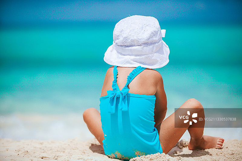坐在海滩上的女孩背影图片素材
