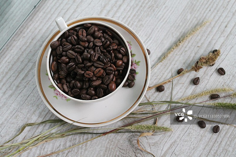 白俄罗斯桌上杯中咖啡豆的高角度视图图片素材