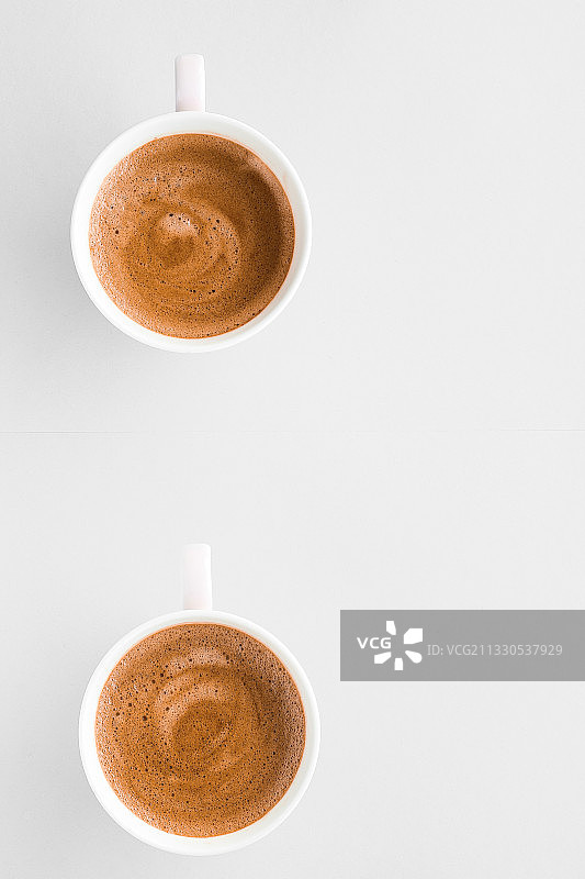 白色背景上的咖啡豆咖啡杯俯视图图片素材