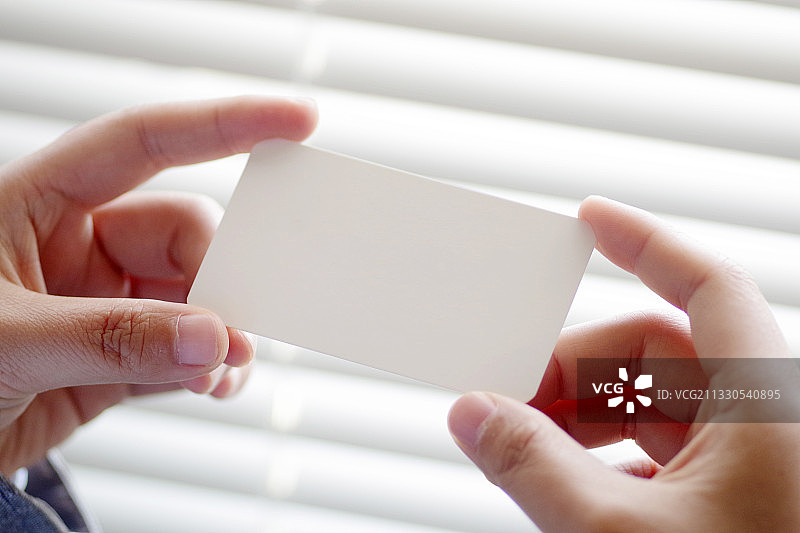 商务人士手持白色卡片概念图片图片素材