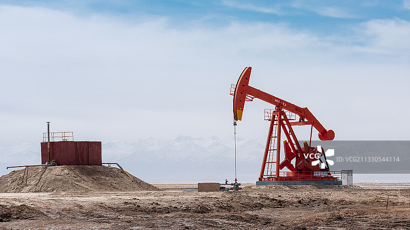 中国青海花土沟油田上的磕头机图片素材