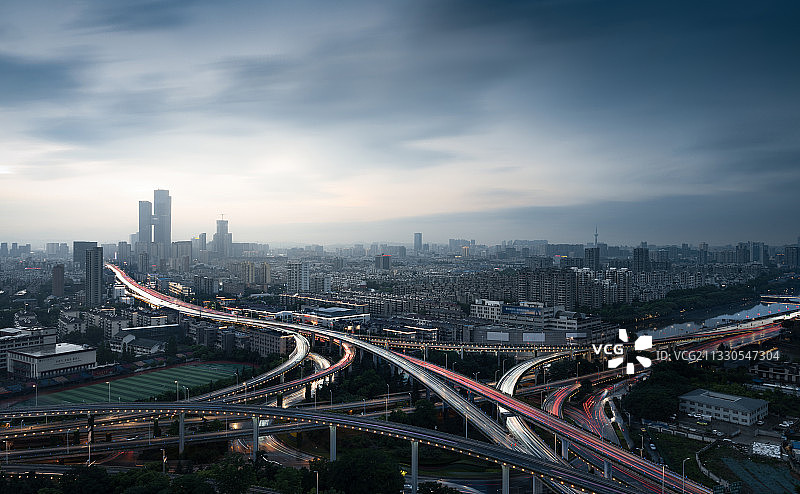 暴雨过境后的应天大街图片素材