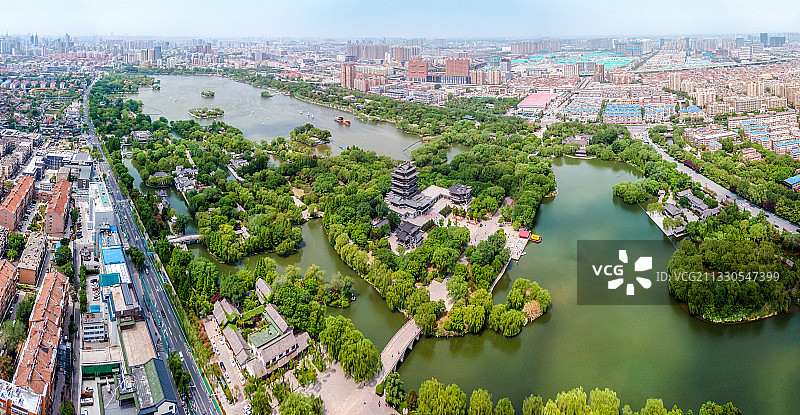 航拍山东济南城市中心大明湖风光图片素材