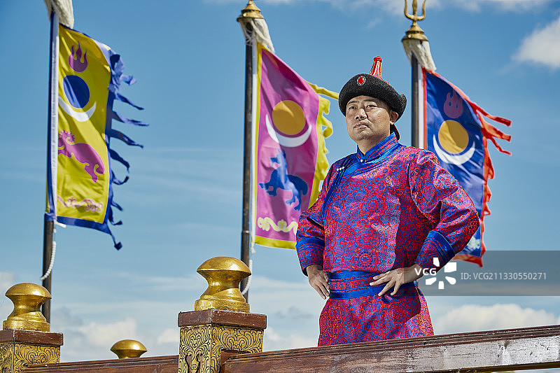 草原蒙古战车上的蒙古族男子图片素材