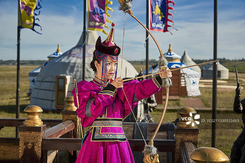 草原蒙古战车上身穿蒙族服饰身挎长弓的女战士图片素材