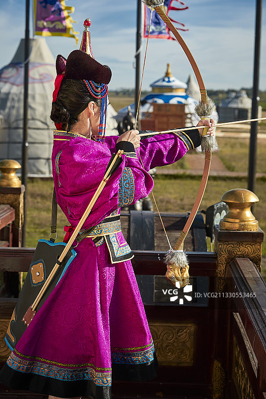 草原蒙古战车上身穿蒙族服饰身挎长弓的女战士图片素材
