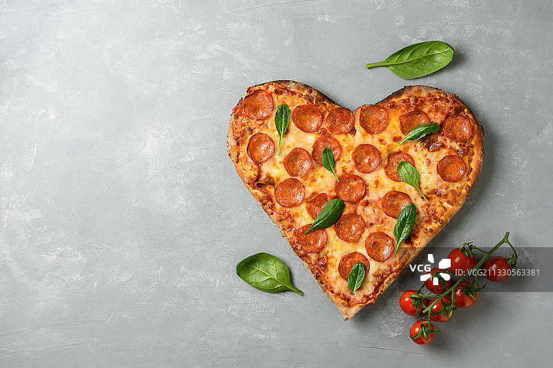 桌子上披萨的俯视图图片素材