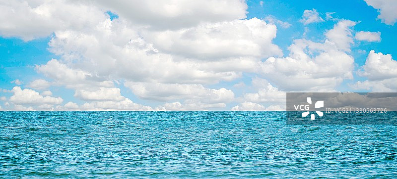 大海与天空的全景图片素材