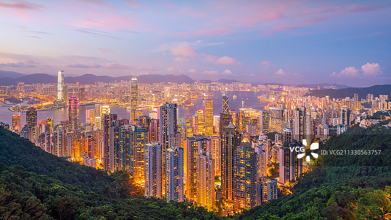 日落时分灯火通明的建筑高角度景观图片素材