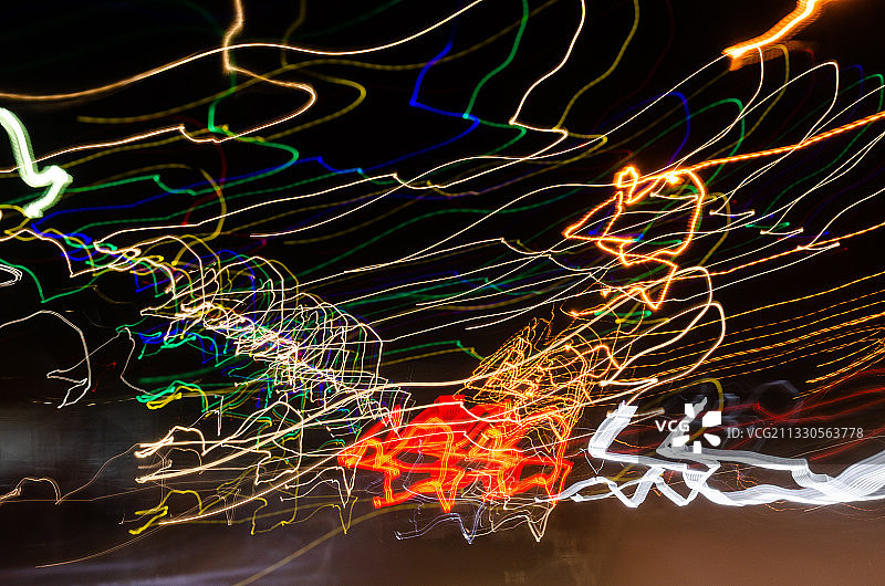 黑色背景下的光轨特写图片素材