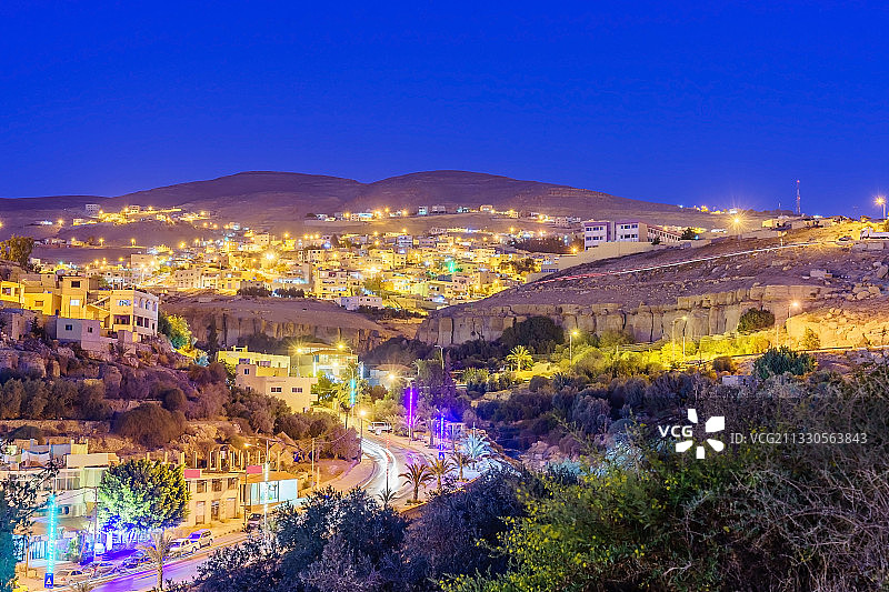 高角度的照明建筑在城市的夜晚图片素材