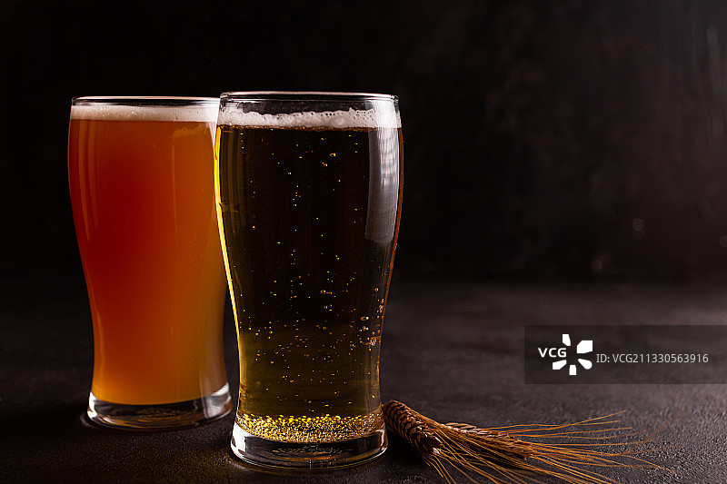 桌子上啤酒杯的特写图片素材