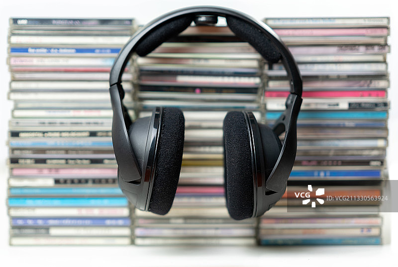 白色背景上的书本和耳机特写，泰国图片素材