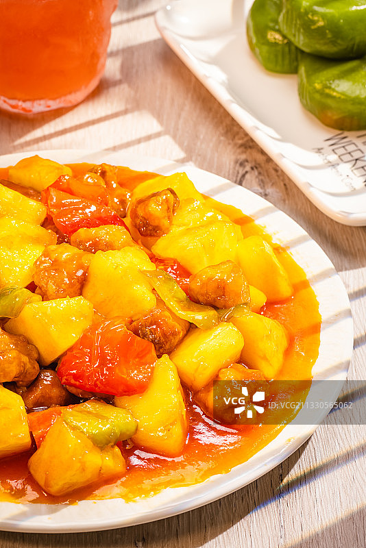 清新爽口酸酸甜甜的菠萝咕咾肉，经典菜品图片素材