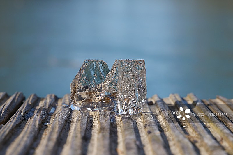 桌子上的冰特写图片素材