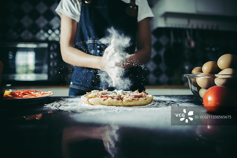 男人在家准备披萨的身体中部照片图片素材