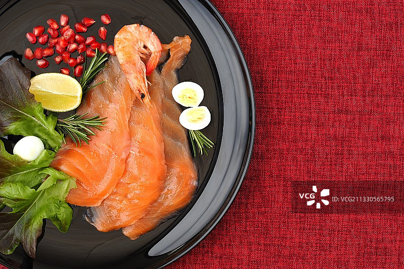 餐桌上盘子里的食物的正上方图片素材