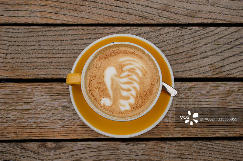 塞尔维亚贝尔格莱德：桌上卡布奇诺的俯视照片图片素材