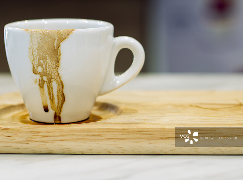 砧板上的咖啡杯特写，泰国图片素材