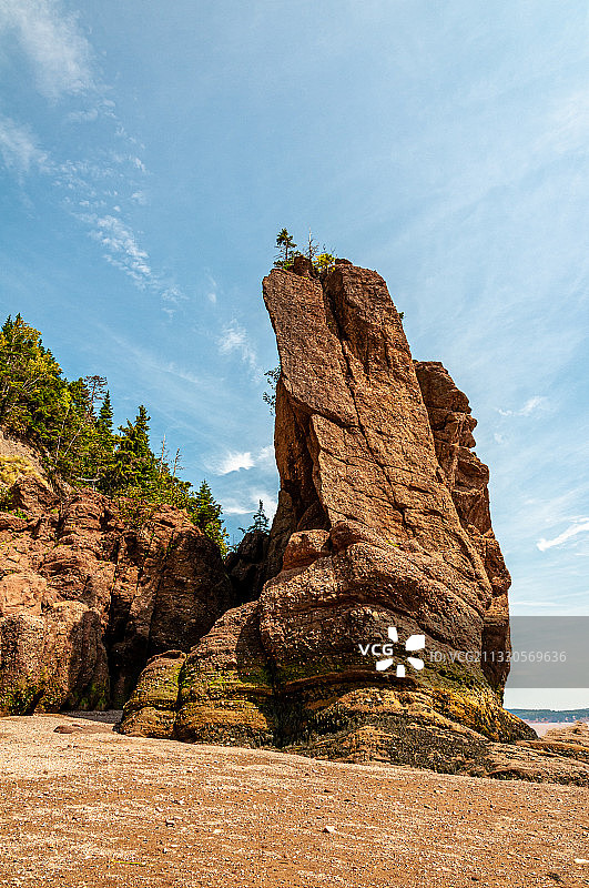 加拿大大西洋海岸芬迪湾受海潮侵袭形成的巨石图片素材