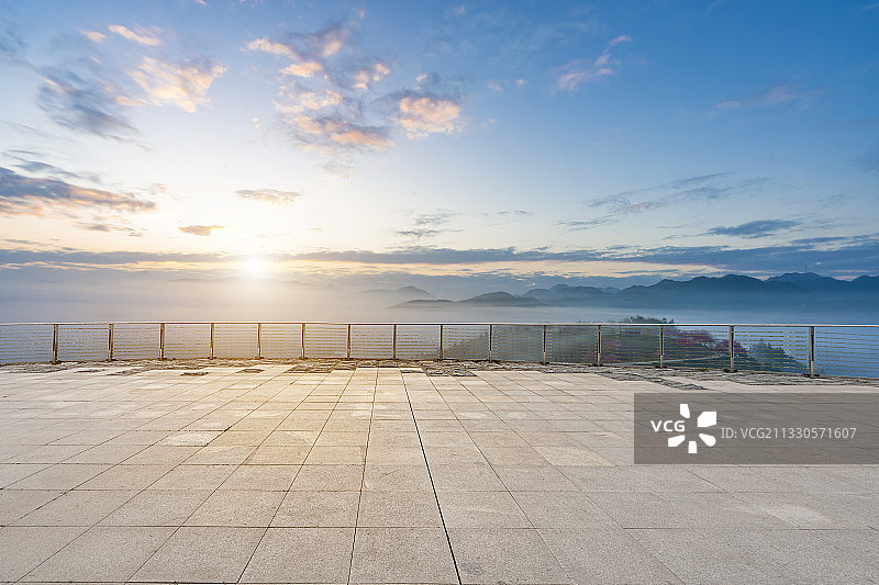 日出时分云雾樱花园前的观景台图片素材