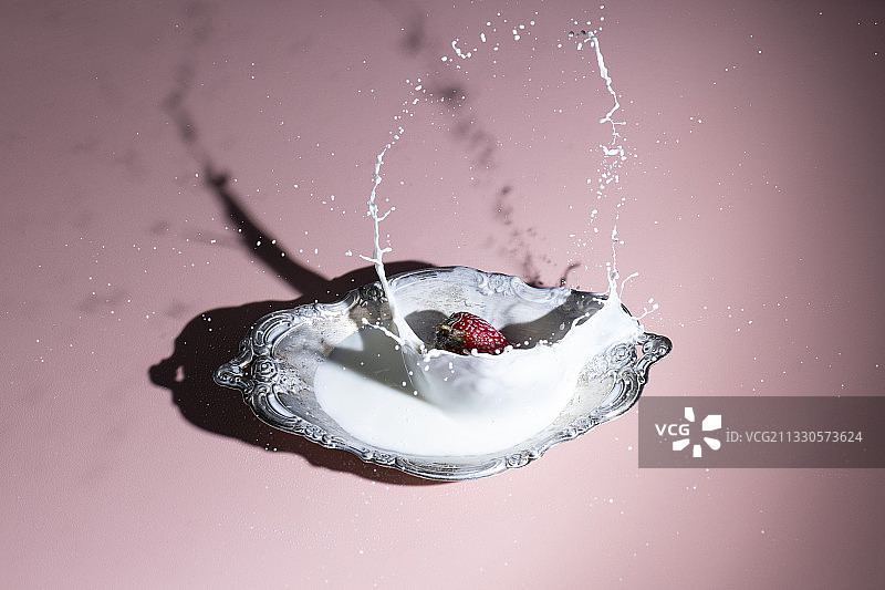 牛奶草莓，静物图片素材