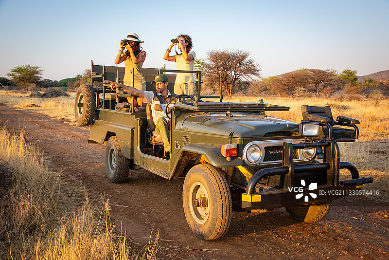 纳米比亚奥塔维，农妇在农场里开拖拉机图片素材