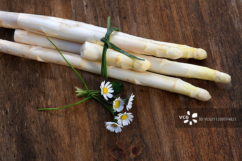 高角度拍摄：木桌上的芦笋，法国巴黎图片素材