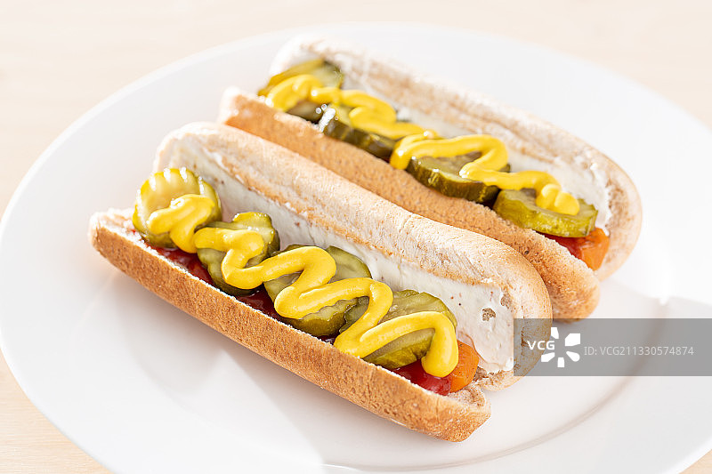 盘子里热狗的特写图片素材