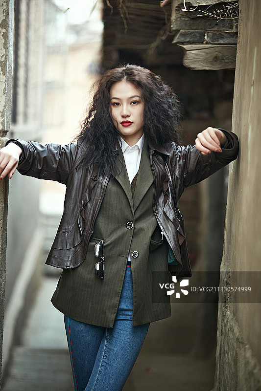 老旧城区里穿着复古港风的美丽清纯少女图片素材