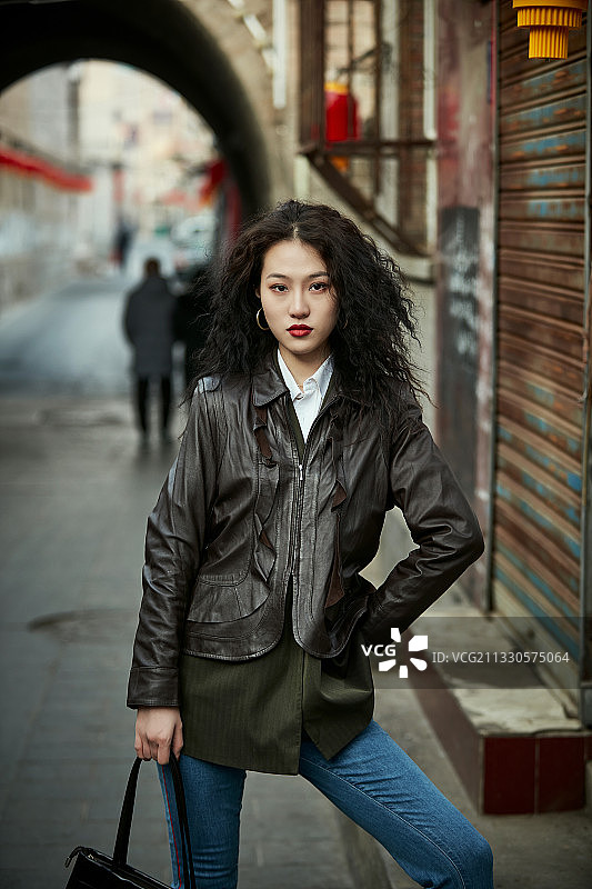 老旧城区里穿着复古港风的美丽清纯少女图片素材