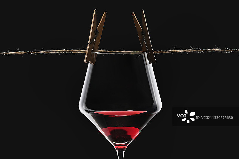 黑色背景下的红酒杯特写图片素材