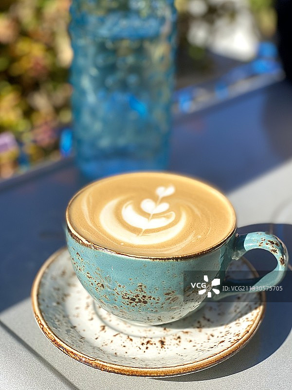 桌子上的卡布奇诺咖啡特写图片素材