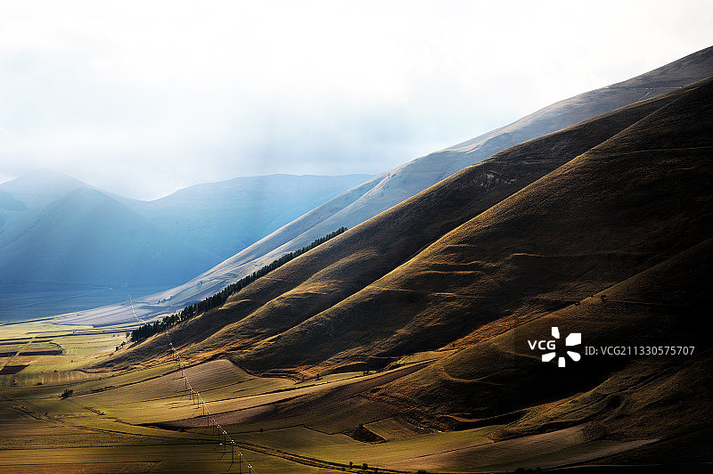 意大利翁布里亚卡斯特卢奇奥山脉风光图片素材