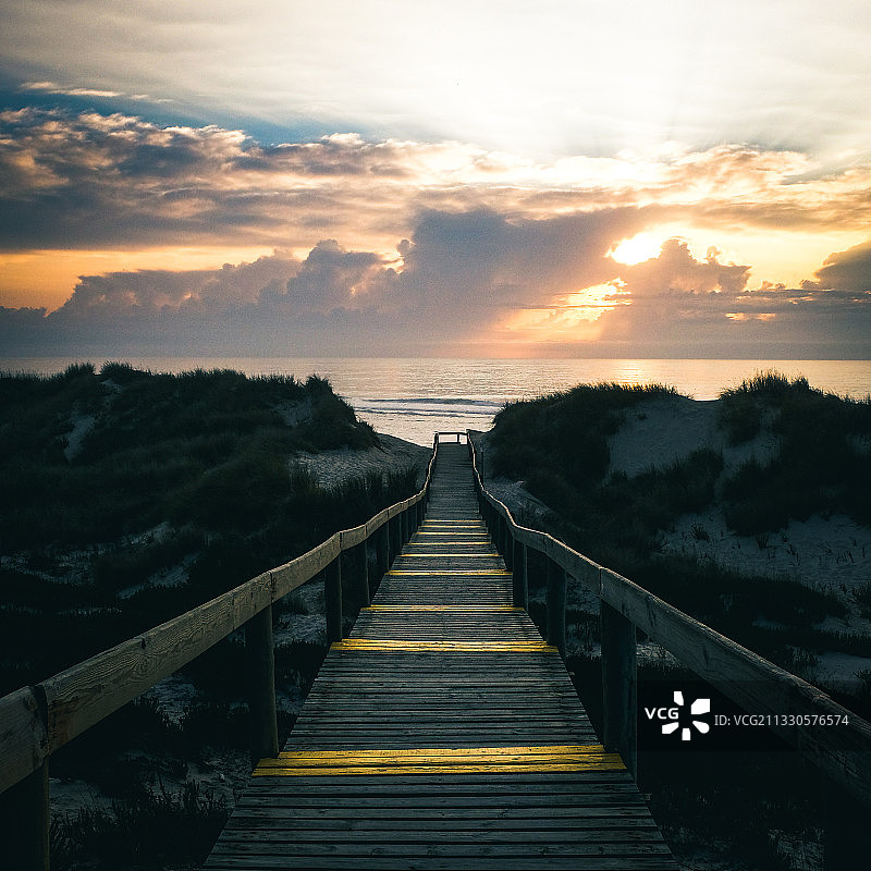 日落时分空旷的海上人行天桥图片素材