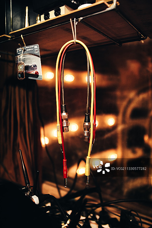 罗马尼亚阿拉德暗室中悬挂的照明设备特写图片素材
