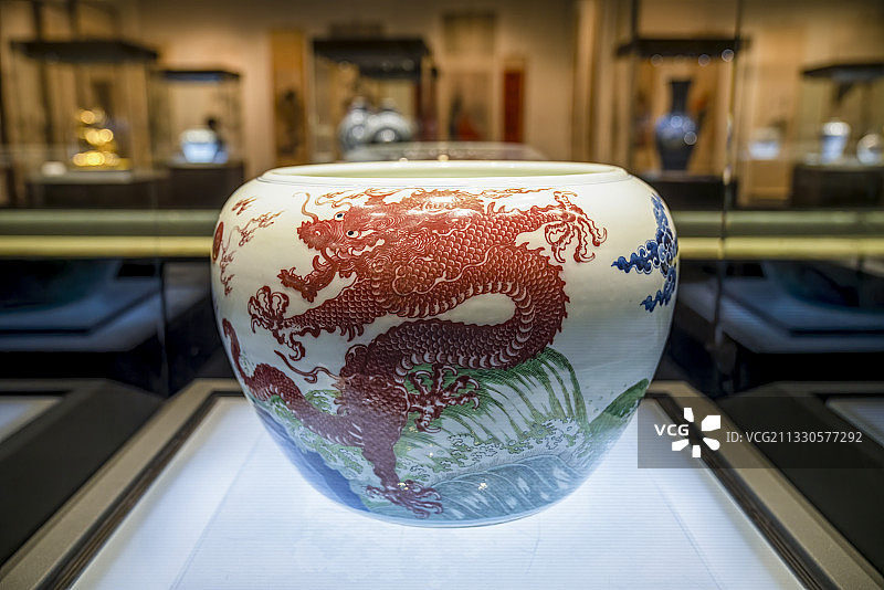 清康熙釉里红双龙戏珠青花五彩海水江涯纹大缸图片素材