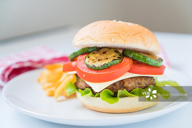 盘中汉堡特写图片素材