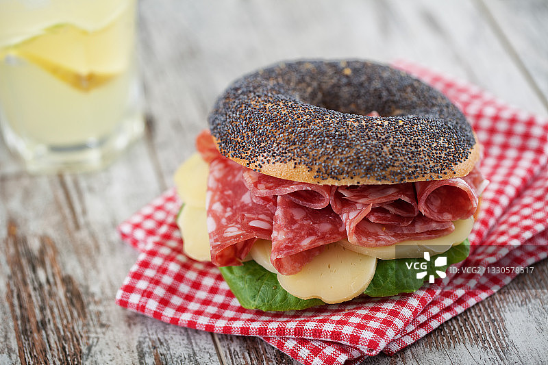 桌子上的汉堡特写图片素材