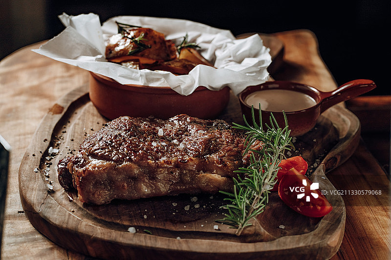 切菜板上食物的特写图片素材