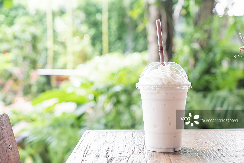 桌子上饮料的特写图片素材