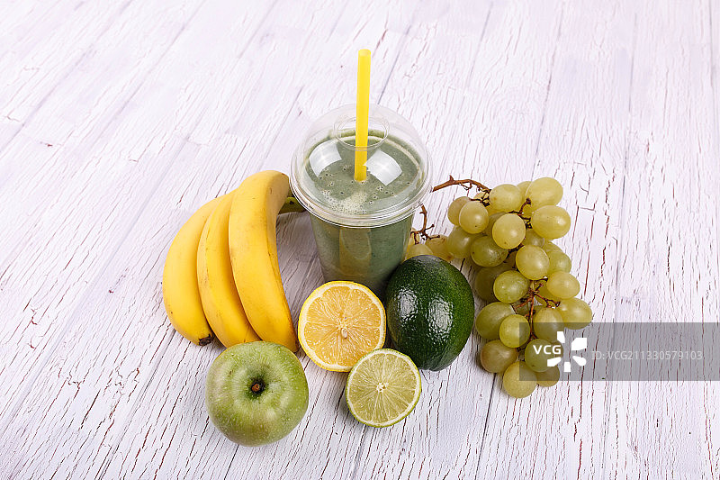 高角度拍摄：桌上的水果和饮品图片素材