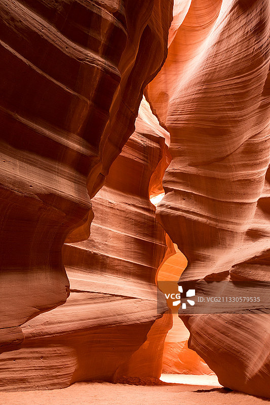 美国亚利桑那州佩吉市附近的羚羊峡谷上游图片素材