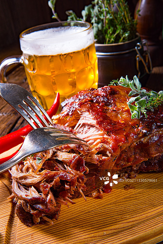 桌子上盘子里的食物的特写图片素材