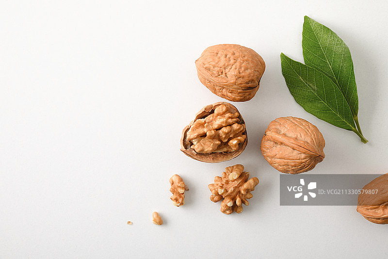 白色背景下的核桃高角度视图图片素材