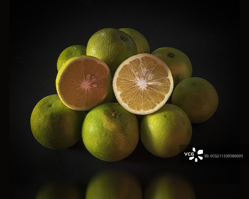 黑色背景下的柑橘类水果特写，印度喀拉拉邦图片素材